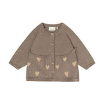 Ein wunderschöner brauner Knit Cardigan von Minymo mit zarten Herzmotiven und Rüschenverzierungen – perfekt für einfache gemütliche Tage und viele vielseitige Kombinationen.