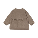 Ein wunderschöner brauner Knit Cardigan von Minymo mit zarten Herzmotiven und Rüschenverzierungen – perfekt für einfache gemütliche Tage und viele vielseitige Kombinationen.