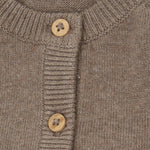 Ein wunderschöner brauner Knit Cardigan von Minymo mit zarten Herzmotiven und Rüschenverzierungen – perfekt für einfache gemütliche Tage und viele vielseitige Kombinationen.