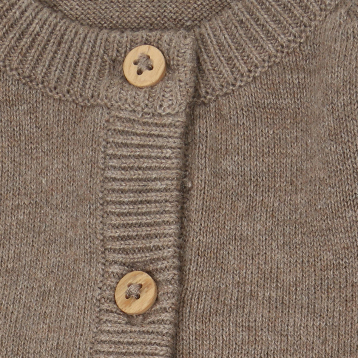 Ein wunderschöner brauner Knit Cardigan von Minymo mit zarten Herzmotiven und Rüschenverzierungen – perfekt für einfache gemütliche Tage und viele vielseitige Kombinationen.