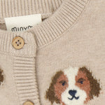 Gemütlicher beiger Knit Cardigan von Minymo mit niedlichen Hunde Motiven – perfekt für kleine Tierfreunde, die es kuschelig lieben.