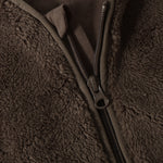 Weiches Teddy-Vest von Minymo aus 100% Polyester – perfekt für gemütliche Tage. Das kuschelige Material bietet maximalen Komfort und ist pflegeleicht. Ideal als Layering-Piece oder zum Entspannen zu Hause.