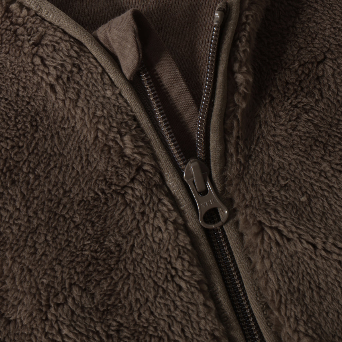 Weiches Teddy-Vest von Minymo aus 100% Polyester – perfekt für gemütliche Tage. Das kuschelige Material bietet maximalen Komfort und ist pflegeleicht. Ideal als Layering-Piece oder zum Entspannen zu Hause.