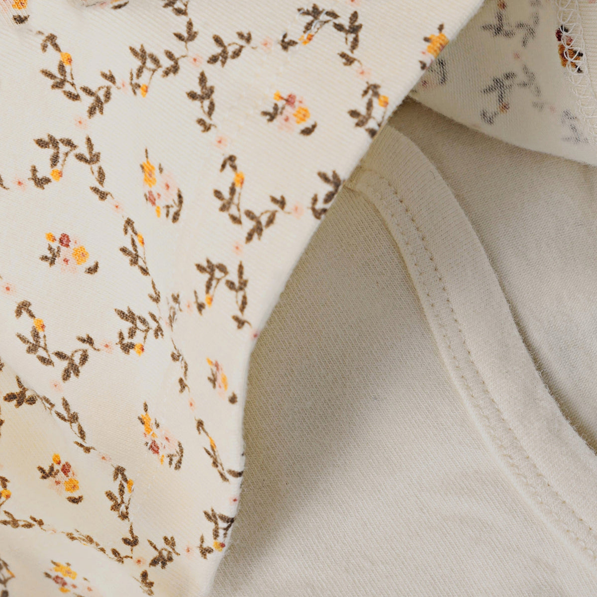 Elegantes Langarm-Body-Kleid mit charmanten Blumenmuster – perfekt für jeden Tag. Das hochwertige Material aus 95% Baumwolle und 5% Elastane bietet optimalen Komfort und Bewegungsfreiheit. Von Minymo, bekannt für qualitativ hochwertige Kindermode.