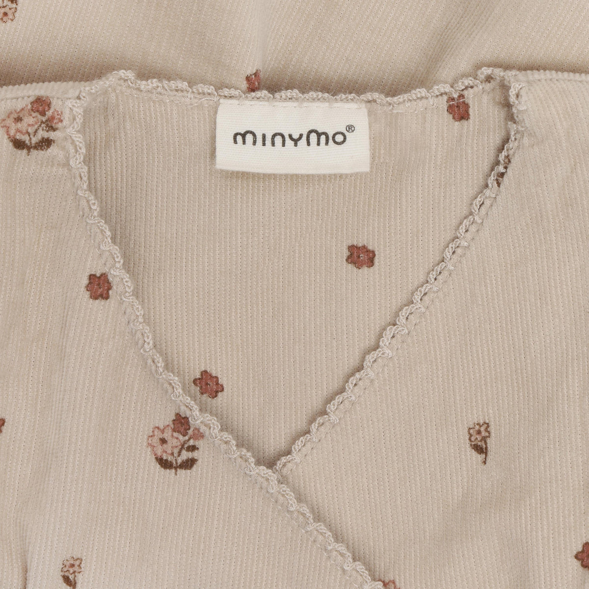 Herbstliches Kleid mit durchgehendem Blumenmuster aus reiner Baumwolle. Das leichte Cord-Material mit Futter bietet Komfort und Strapazierfähigkeit für den Alltag.