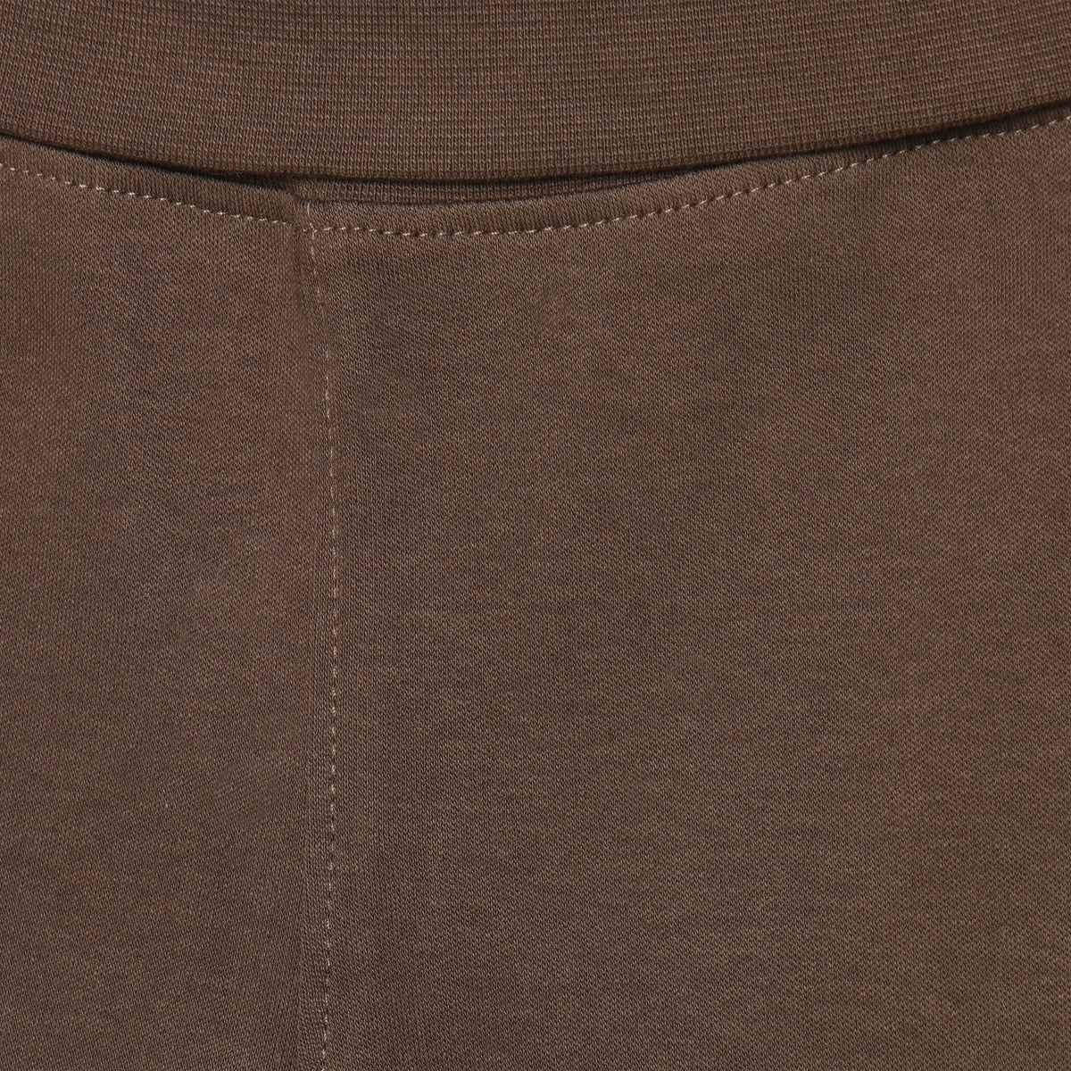 Eine wunderbare braune Hose von Minymo aus 100% Baumwolle – perfekt für Kinder, die Komfort und Stil lieben. Das hochwertige Material sorgt für Langlebigkeit und angenehmes Tragegefühl den ganzen Tag über.