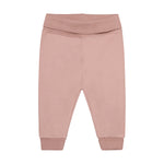 Eine wunderbare rosa Hose von Minymo aus 100% Baumwolle – perfekt für Kinder, die Komfort und Stil lieben. Das hochwertige Material sorgt für Langlebigkeit und angenehmes Tragegefühl den ganzen Tag über.