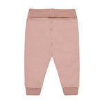 Eine wunderbare rosa Hose von Minymo aus 100% Baumwolle – perfekt für Kinder, die Komfort und Stil lieben. Das hochwertige Material sorgt für Langlebigkeit und angenehmes Tragegefühl den ganzen Tag über.