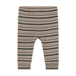 Hochwertige gestreifte Rib Hose von Minymo aus elastischem Baumwollmix. Die Kombination aus 95% Baumwolle und 5% Elastane sorgt für optimalen Tragekomfort und Bewegungsfreiheit. Das klassische Streifenmuster verleiht der Hose einen zeitlosen Look, während die Rib-Struktur für zusätzliche Stabilität und Form sorgt.