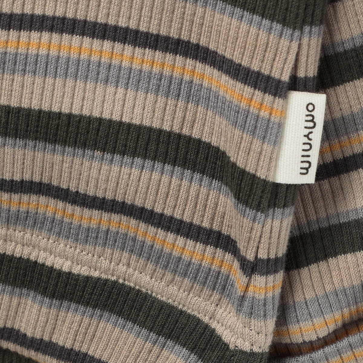 Hochwertige gestreifte Rib Hose von Minymo aus elastischem Baumwollmix. Die Kombination aus 95% Baumwolle und 5% Elastane sorgt für optimalen Tragekomfort und Bewegungsfreiheit. Das klassische Streifenmuster verleiht der Hose einen zeitlosen Look, während die Rib-Struktur für zusätzliche Stabilität und Form sorgt.