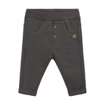Bequeme graue Sweatpants von Minymo aus hochwertiger Bio-Baumwolle mit elastischem Anteil. Das atmungsaktive Material bietet optimalen Tragekomfort für Alltag und Freizeit. Die weiche Verarbeitung macht diese Hose zum perfekten Begleiter für entspannte Tage.