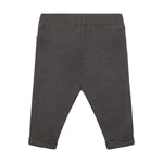 Bequeme graue Sweatpants von Minymo aus hochwertiger Bio-Baumwolle mit elastischem Anteil. Das atmungsaktive Material bietet optimalen Tragekomfort für Alltag und Freizeit. Die weiche Verarbeitung macht diese Hose zum perfekten Begleiter für entspannte Tage.