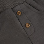 Bequeme graue Sweatpants von Minymo aus hochwertiger Bio-Baumwolle mit elastischem Anteil. Das atmungsaktive Material bietet optimalen Tragekomfort für Alltag und Freizeit. Die weiche Verarbeitung macht diese Hose zum perfekten Begleiter für entspannte Tage.
