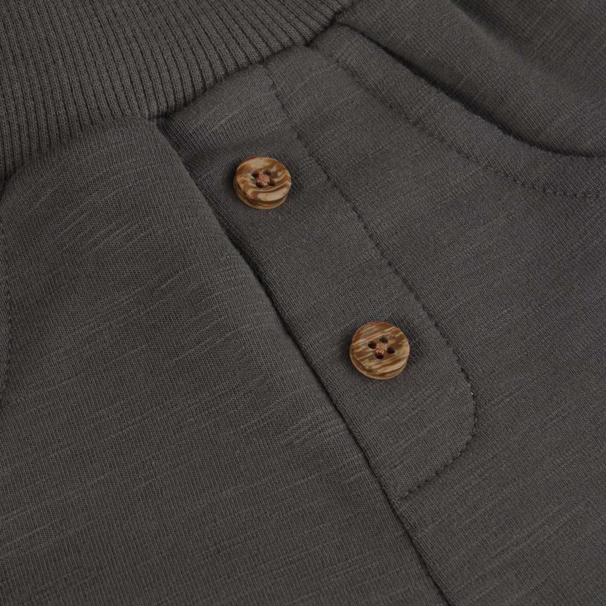Bequeme graue Sweatpants von Minymo aus hochwertiger Bio-Baumwolle mit elastischem Anteil. Das atmungsaktive Material bietet optimalen Tragekomfort für Alltag und Freizeit. Die weiche Verarbeitung macht diese Hose zum perfekten Begleiter für entspannte Tage.