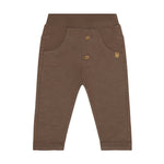 Diese hochwertigen Sweatpants von Minymo in klassischem Braun überzeugen mit ihrer weichen, atmungsaktiven Materialzusammensetzung aus 95% zertifizierter Bio-Baumwolle und 5% Elastane, die optimale Bewegungsfreiheit und langanhaltenden Tragekomfort bietet. Das elastische Material passt sich perfekt an und eignet sich ideal für entspannte Tage zu Hause, sportliche Aktivitäten oder lässige Freizeitlooks.