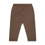 Diese hochwertigen Sweatpants von Minymo in klassischem Braun überzeugen mit ihrer weichen, atmungsaktiven Materialzusammensetzung aus 95% zertifizierter Bio-Baumwolle und 5% Elastane, die optimale Bewegungsfreiheit und langanhaltenden Tragekomfort bietet. Das elastische Material passt sich perfekt an und eignet sich ideal für entspannte Tage zu Hause, sportliche Aktivitäten oder lässige Freizeitlooks.