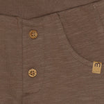 Diese hochwertigen Sweatpants von Minymo in klassischem Braun überzeugen mit ihrer weichen, atmungsaktiven Materialzusammensetzung aus 95% zertifizierter Bio-Baumwolle und 5% Elastane, die optimale Bewegungsfreiheit und langanhaltenden Tragekomfort bietet. Das elastische Material passt sich perfekt an und eignet sich ideal für entspannte Tage zu Hause, sportliche Aktivitäten oder lässige Freizeitlooks.