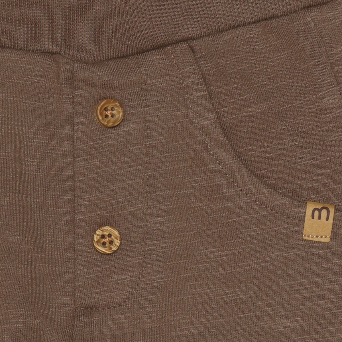 Diese hochwertigen Sweatpants von Minymo in klassischem Braun überzeugen mit ihrer weichen, atmungsaktiven Materialzusammensetzung aus 95% zertifizierter Bio-Baumwolle und 5% Elastane, die optimale Bewegungsfreiheit und langanhaltenden Tragekomfort bietet. Das elastische Material passt sich perfekt an und eignet sich ideal für entspannte Tage zu Hause, sportliche Aktivitäten oder lässige Freizeitlooks.