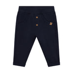 Diese hochwertigen Sweatpants von Minymo in klassischem Dunkelblau überzeugen mit ihrer weichen, atmungsaktiven Materialzusammensetzung aus 95% zertifizierter Bio-Baumwolle und 5% Elastane, die optimale Bewegungsfreiheit und langanhaltenden Tragekomfort bietet. Das elastische Material passt sich perfekt an und eignet sich ideal für entspannte Tage zu Hause, sportliche Aktivitäten oder lässige Freizeitlooks.