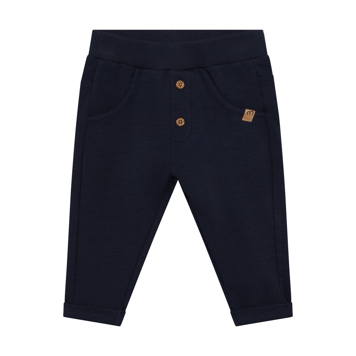 Diese hochwertigen Sweatpants von Minymo in klassischem Dunkelblau überzeugen mit ihrer weichen, atmungsaktiven Materialzusammensetzung aus 95% zertifizierter Bio-Baumwolle und 5% Elastane, die optimale Bewegungsfreiheit und langanhaltenden Tragekomfort bietet. Das elastische Material passt sich perfekt an und eignet sich ideal für entspannte Tage zu Hause, sportliche Aktivitäten oder lässige Freizeitlooks.