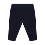 Diese hochwertigen Sweatpants von Minymo in klassischem Dunkelblau überzeugen mit ihrer weichen, atmungsaktiven Materialzusammensetzung aus 95% zertifizierter Bio-Baumwolle und 5% Elastane, die optimale Bewegungsfreiheit und langanhaltenden Tragekomfort bietet. Das elastische Material passt sich perfekt an und eignet sich ideal für entspannte Tage zu Hause, sportliche Aktivitäten oder lässige Freizeitlooks.