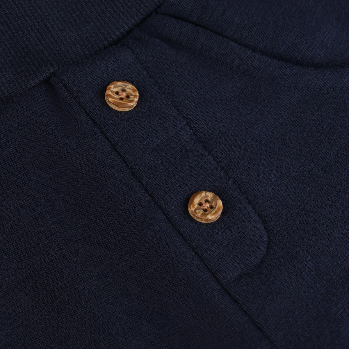 Diese hochwertigen Sweatpants von Minymo in klassischem Dunkelblau überzeugen mit ihrer weichen, atmungsaktiven Materialzusammensetzung aus 95% zertifizierter Bio-Baumwolle und 5% Elastane, die optimale Bewegungsfreiheit und langanhaltenden Tragekomfort bietet. Das elastische Material passt sich perfekt an und eignet sich ideal für entspannte Tage zu Hause, sportliche Aktivitäten oder lässige Freizeitlooks.