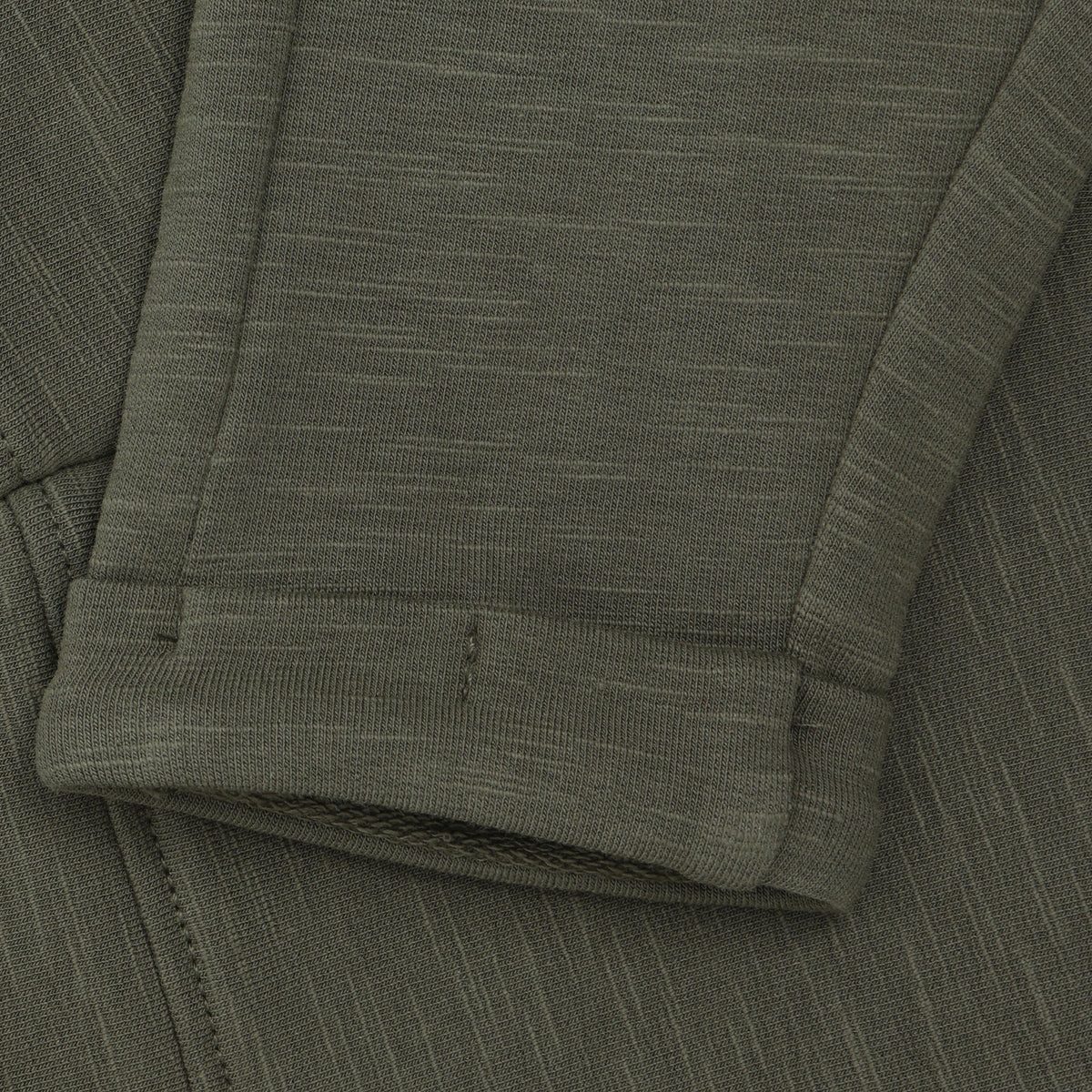 Bequeme Sweatpants in Dunkelgrün von Minymo – aus Bio-Baumwolle mit Elasthan für optimale Bewegungsfreiheit.