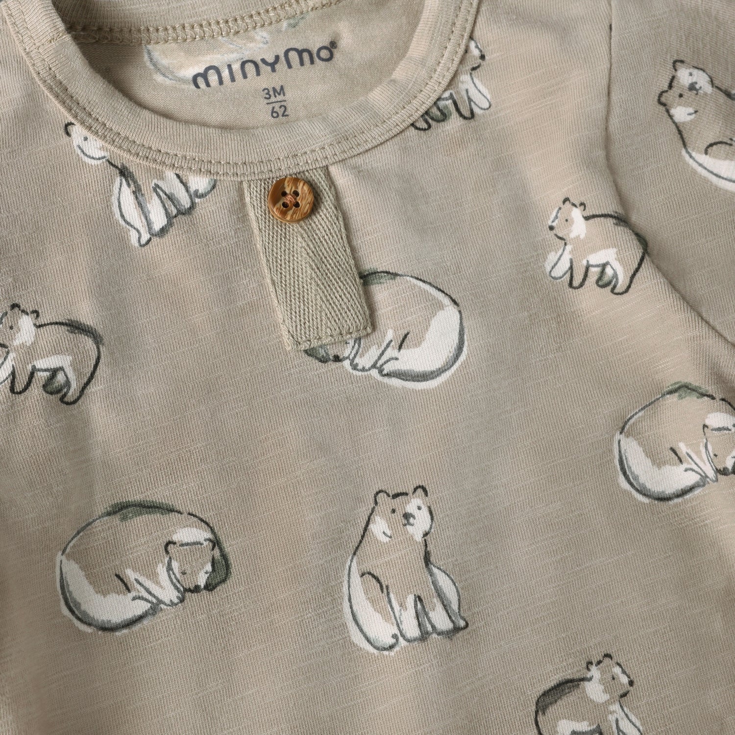 Hochwertiger Langarm-Body von Minymo mit charmanten All-Over-Tiermotiven – perfekt für kleine Entdecker, die Komfort und Stil lieben.