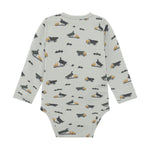 Langärmeliger Body aus hochwertiger Viskose-Baumwoll-Mischung mit charmanten Baustellen-Print von Minymo. Die elastische Faser sorgt für optimale Passform und Bewegungsfreiheit. Perfekt für aktive Kinder, die Stil und Komfort lieben.