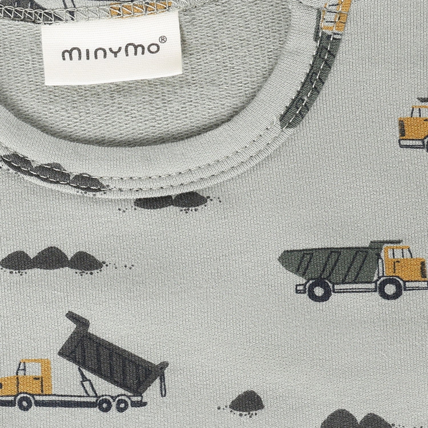 Langärmeliger Body aus hochwertiger Viskose-Baumwoll-Mischung mit charmanten Baustellen-Print von Minymo. Die elastische Faser sorgt für optimale Passform und Bewegungsfreiheit. Perfekt für aktive Kinder, die Stil und Komfort lieben.