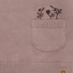 Gemütlicher Knit Pullover von Minymo aus 100% Baumwolle mit praktischer Tasche und zierlichem Blümchen-Detail – perfekt für jeden Tag.
