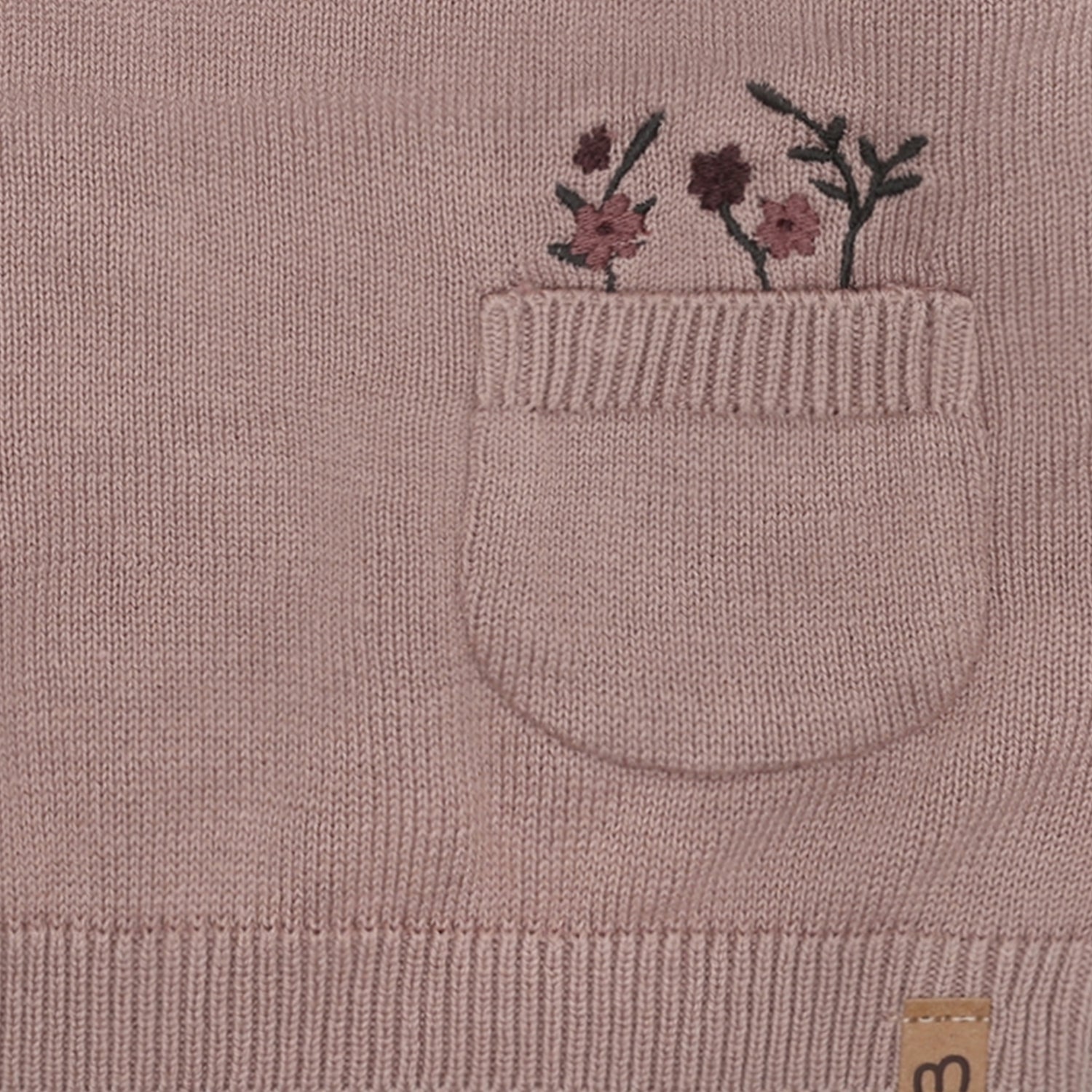 Gemütlicher Knit Pullover von Minymo aus 100% Baumwolle mit praktischer Tasche und zierlichem Blümchen-Detail – perfekt für jeden Tag.