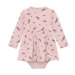Ein weiches Body Kleid mit langen Ärmeln und zarten Blumenmustern – perfekt für jeden Tag. Die Mischung aus Baumwolle und Elastane sorgt für Komfort und Bewegungsfreiheit.