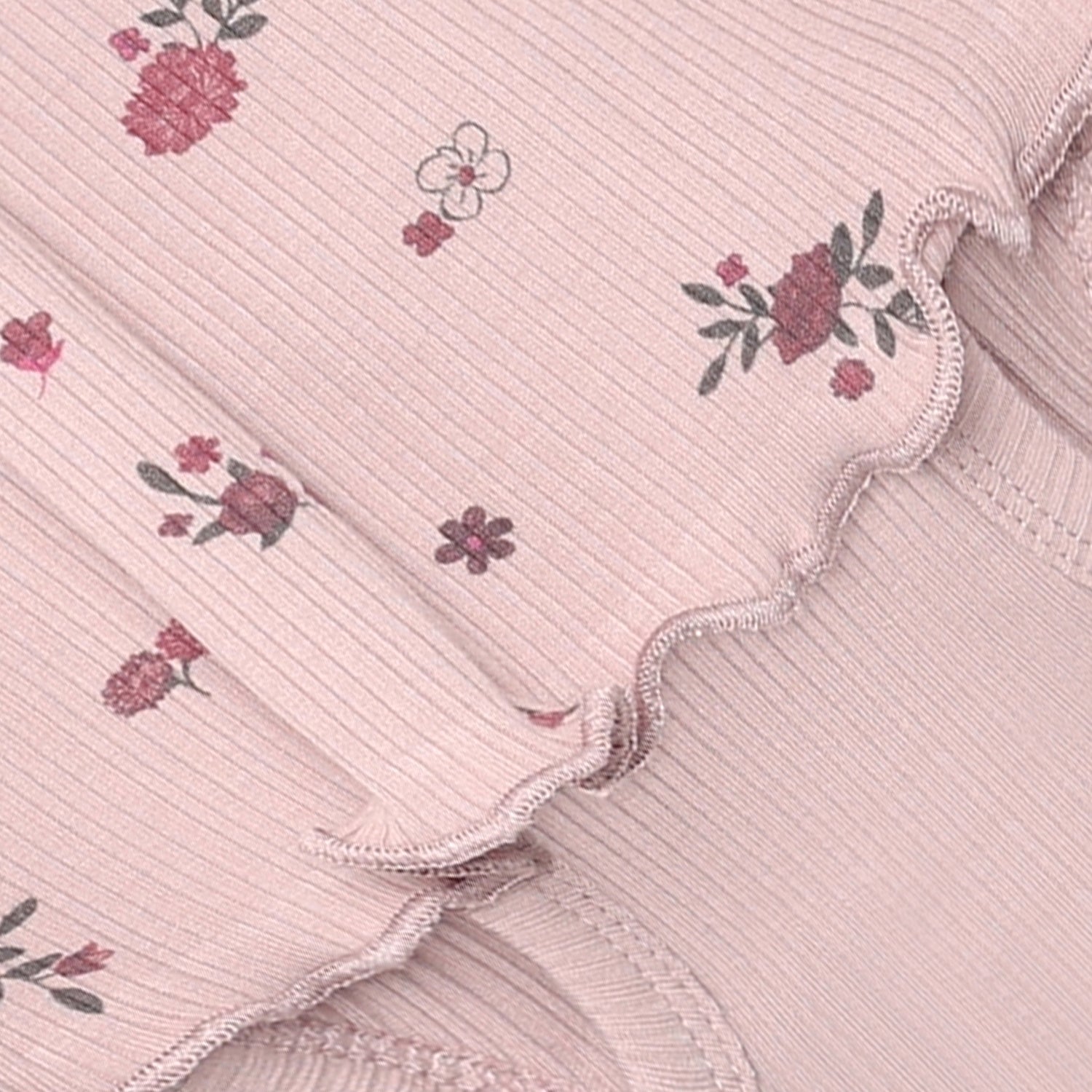Ein weiches Body Kleid mit langen Ärmeln und zarten Blumenmustern – perfekt für jeden Tag. Die Mischung aus Baumwolle und Elastane sorgt für Komfort und Bewegungsfreiheit.