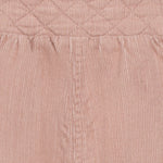 Weiches Corduroy-Overall von Minymo in zartem Rosa mit praktischem Futter. Perfekt für aktive Kinder – bequem, langlebig und einfach anzuziehen. Aus 100% Baumwolle gefertigt.