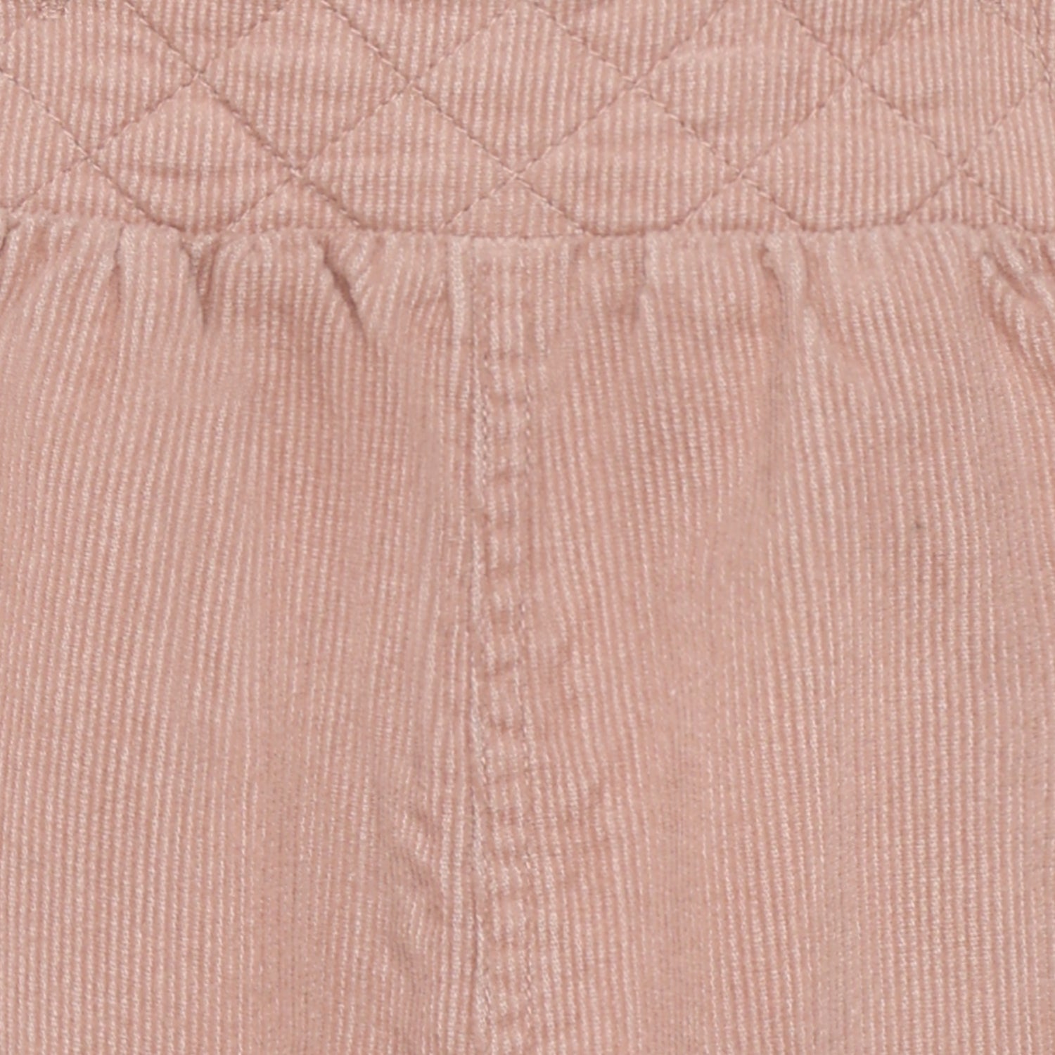 Weiches Corduroy-Overall von Minymo in zartem Rosa mit praktischem Futter. Perfekt für aktive Kinder – bequem, langlebig und einfach anzuziehen. Aus 100% Baumwolle gefertigt.