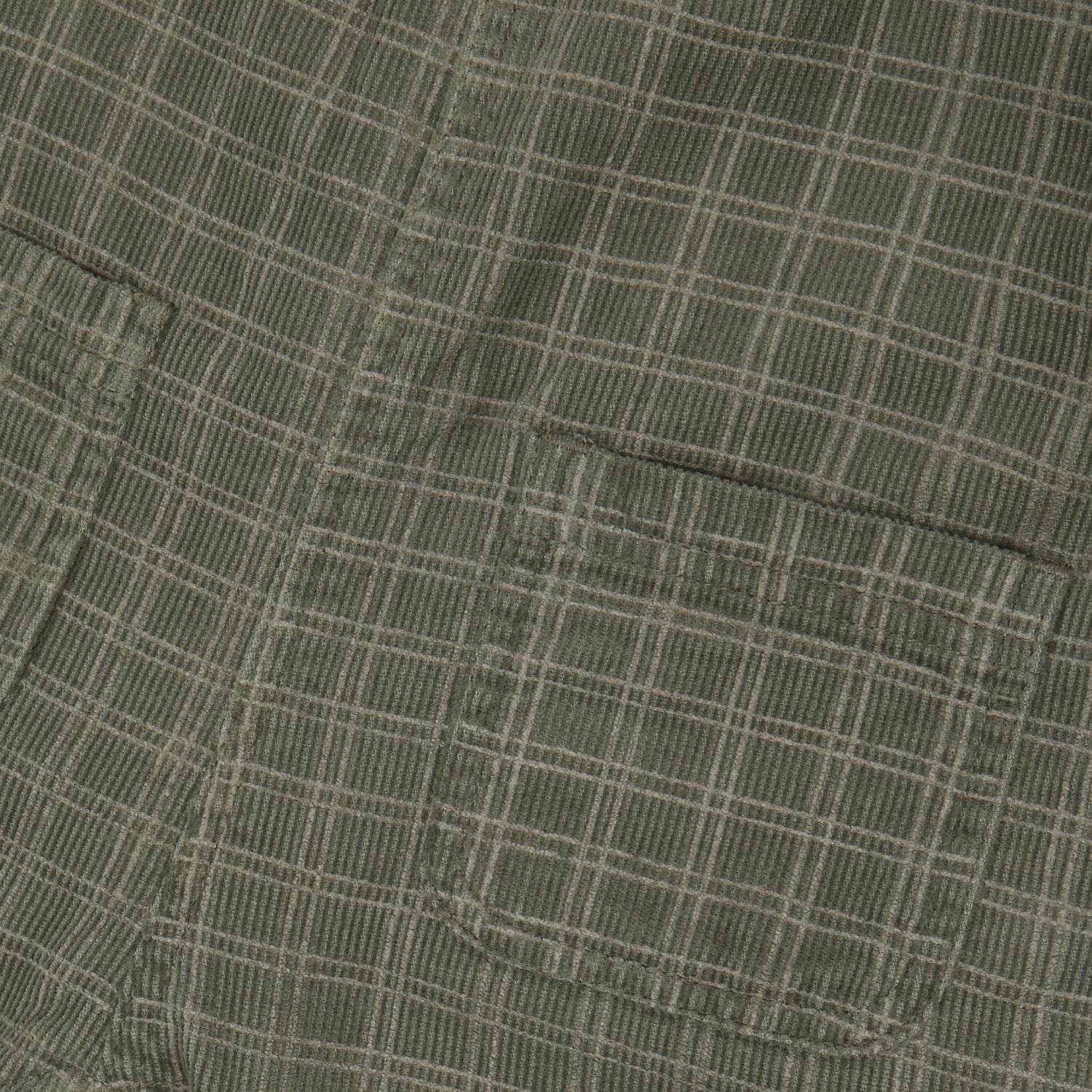 Overall aus weichem Corduroy mit verspieltem All-Over-Print von Minymo. Das praktische Design mit Futter bietet Komfort und Bewegungsfreiheit für aktive Kinder. Aus 100% Baumwolle gefertigt – hautfreundlich und langlebig.