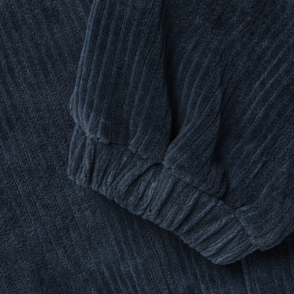 Elegante dunkelblaue Velours-Hose von Minymo aus hochwertiger Baumwollmischung mit Elasthananteil für optimale Bewegungsfreiheit und Tragekomfort.
