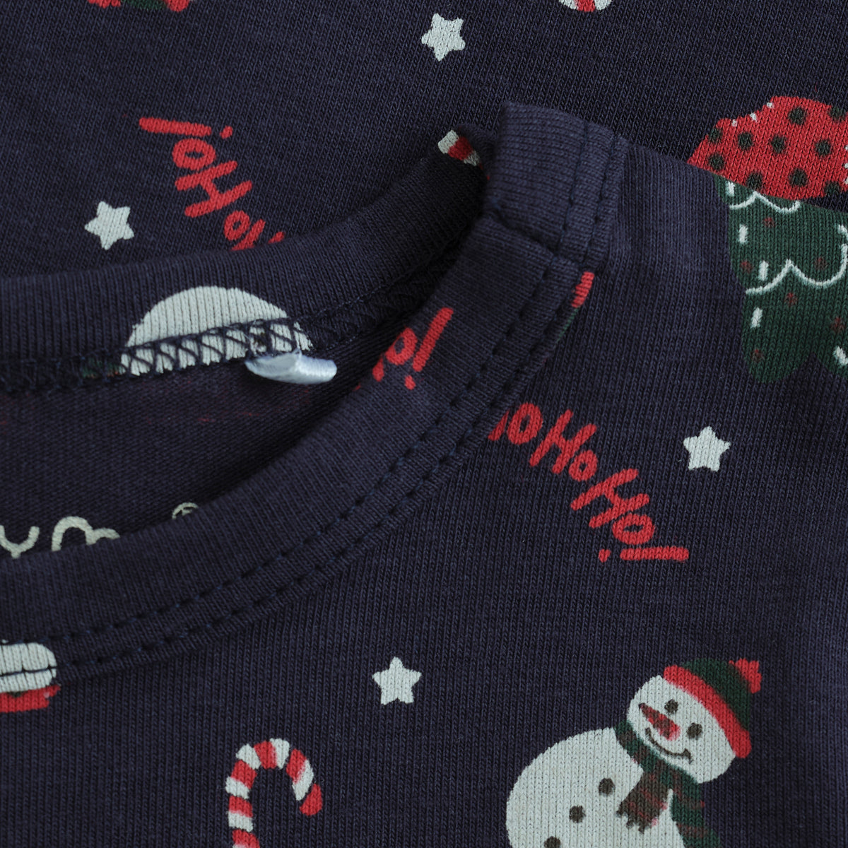 Weiches Langarm-Babybody in dunklem Blau mit festlichem Weihnachtsmotiv-Allover-Design von Minymo – perfekt für die Winterzeit.