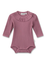 Zauberhafter Mädchen-Body von Sanetta Pure aus einer breiteren Ripp-Qualität mit Rüsche am Halsausschnitt.