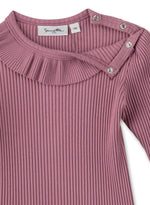 Zauberhafter Mädchen-Body von Sanetta Pure aus einer breiteren Ripp-Qualität mit Rüsche am Halsausschnitt.