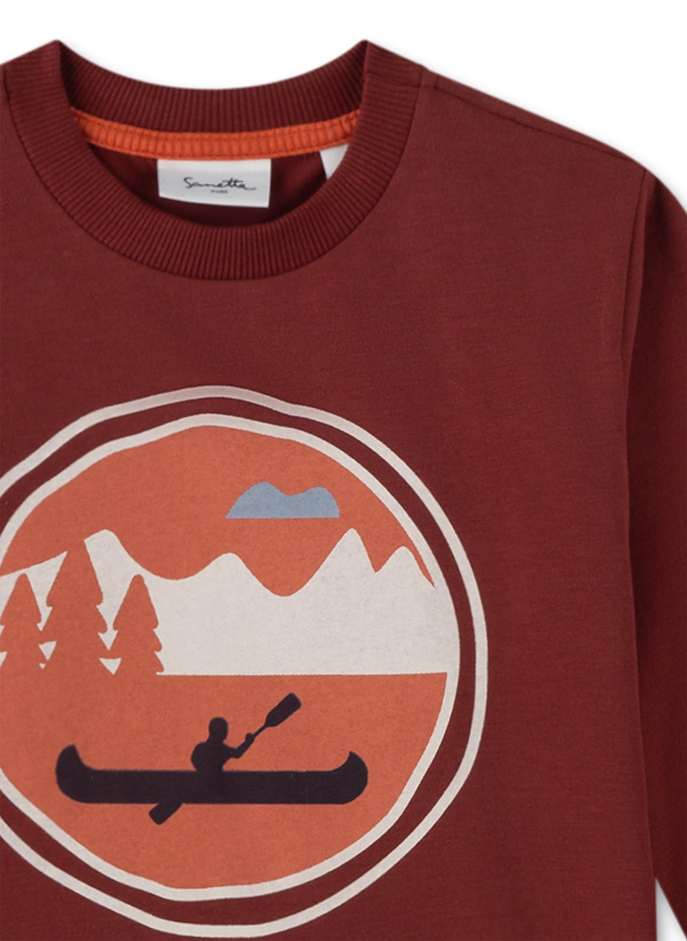 Langarmshirt für kleine Natur-Fans mit einem stilisierten Kanufahrer in den Bergen als modisches Artwork von Sanetta