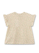 Diese beige Bluse von Sanetta besticht durch ihr zartes Blumenmuster und verleiht jedem Outfit eine feminine Note.