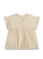 Diese beige Bluse von Sanetta besticht durch ihr zartes Blumenmuster und verleiht jedem Outfit eine feminine Note.