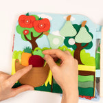 Der Travel Buddy „Komm mit nach draußen" von Jolly Design entführt kleine Entdecker:innen spielerisch in die Natur. Mit liebevoll gestalteten Szenen, beweglichen Elementen und Überraschungsklappen trainiert das handgefertigte Lernspielzeug Feinmotorik, Konzentration und Wahrnehmung. Gemeinsam mit Ergotherapeutin Silvia Resei entwickelt, verbindet es kreativen Spielspaß mit pädagogischem Wert. Leicht zu tragen und robust – der perfekte Begleiter für Abenteuer unterwegs.