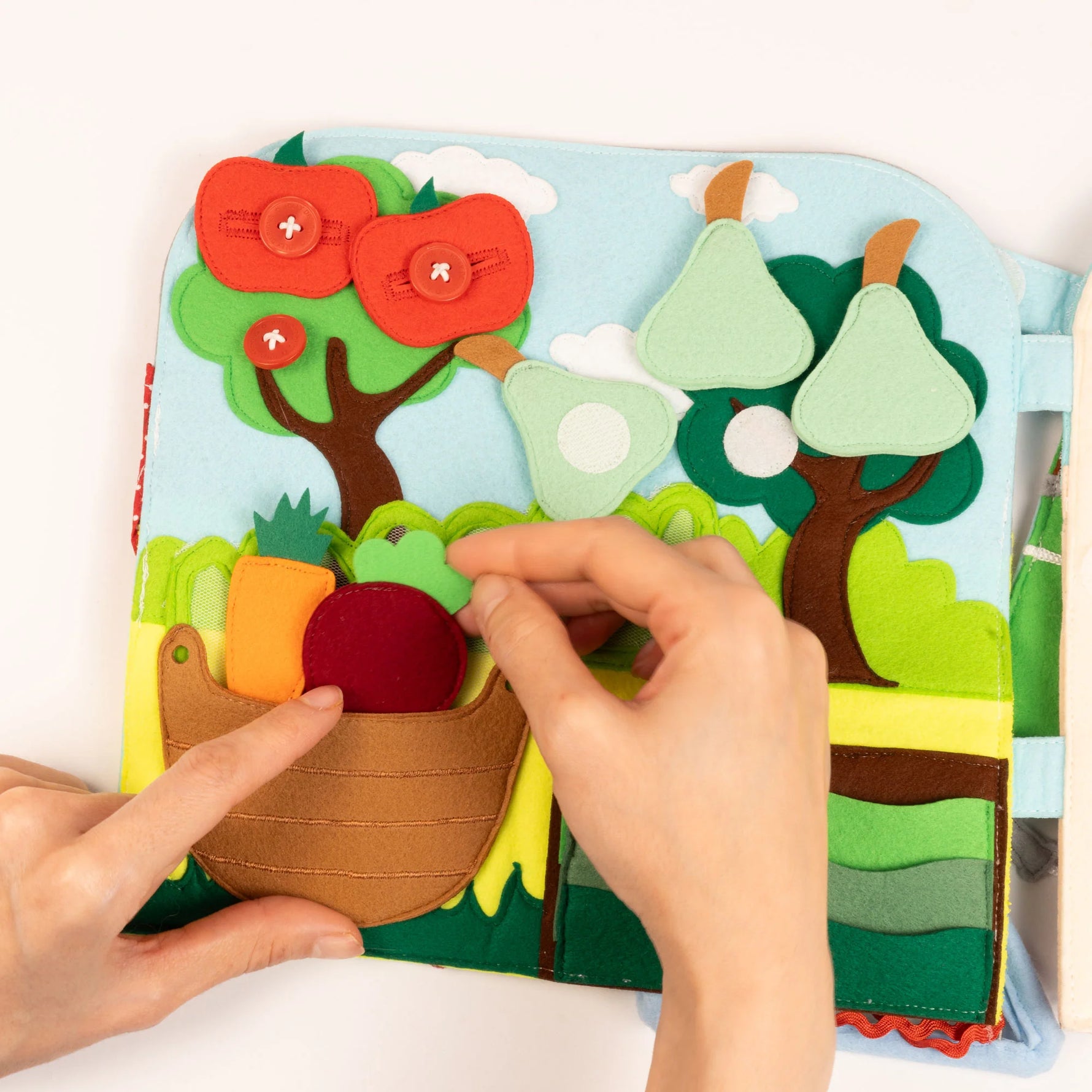 Der Travel Buddy „Komm mit nach draußen" von Jolly Design entführt kleine Entdecker:innen spielerisch in die Natur. Mit liebevoll gestalteten Szenen, beweglichen Elementen und Überraschungsklappen trainiert das handgefertigte Lernspielzeug Feinmotorik, Konzentration und Wahrnehmung. Gemeinsam mit Ergotherapeutin Silvia Resei entwickelt, verbindet es kreativen Spielspaß mit pädagogischem Wert. Leicht zu tragen und robust – der perfekte Begleiter für Abenteuer unterwegs.