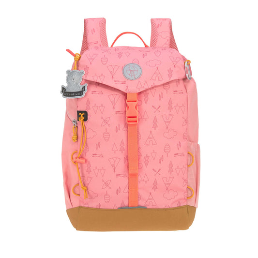Trotzt Wind und Wetter: Der neue Outdoor Kinderrucksack aus der LÄSSIG Adventure Kollektion ist wasserabweisend und eignet sich für Ausflüge ins Freie, zum Wandern oder als Begleiter für den Waldkindergarten.  Das größte Modell mit einem Fassungsvermögen von 14 Litern bietet viele tolle Extras für Outdoor-Begeisterte: einen integrierten Regenschutz mit Befestigung, eine thermoisolierte Sitzunterlage sowie Elastikschlaufen und verstellbare Schlaufen außen für Jacke oder Outdoor-Equipment.
