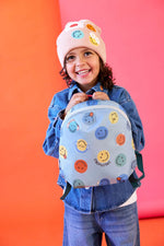 Der blaue Kinderrucksack aus der LÄSSIG x SmileyWorld® Kollektion ist mit 3,5 Liter Volumen ideal für Kinder ab 2 Jahren. Farbenfrohe Prints und durchdachte Details machen ihn zu einem treuen Begleiter – in der Kita und darüber hinaus.