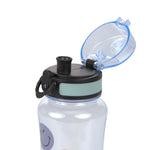 Mit der blauen BPA-freien Drinking Bottle aus der LÄSSIG X SmileyWorld® Kollektion sind Kids unterwegs bestens ausgerüstet. Die auslaufsichere Trinkflasche fasst 420 ml stille, kühle sowie lauwarme Getränke. Einfach zu reinigen in der Spülmaschine.