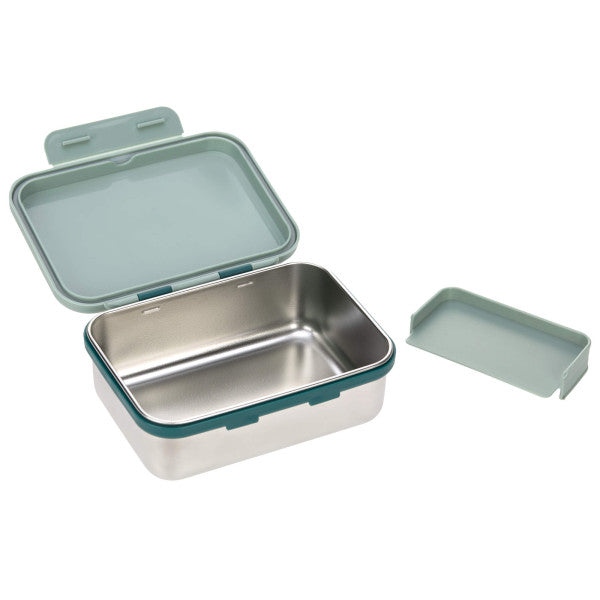 Auf ins nächste Abenteuer! Mit der Edelstahl Brotdose für Kinder aus der LÄSSIG Kinderkollektion Adventure sind hungrige Abenteurerinnen und Weltentdecker bestens ausgerüstet.  Die robuste und BPA-freie Brotdose besteht aus geruchs- und geschmacksneutralem Material: Die Box besteht aus 100 % Edelstahl und der Deckel aus 100 % Polypropylen.